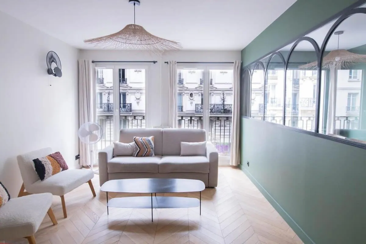 Recently Renovated 3Bd Next To Invalides contacts